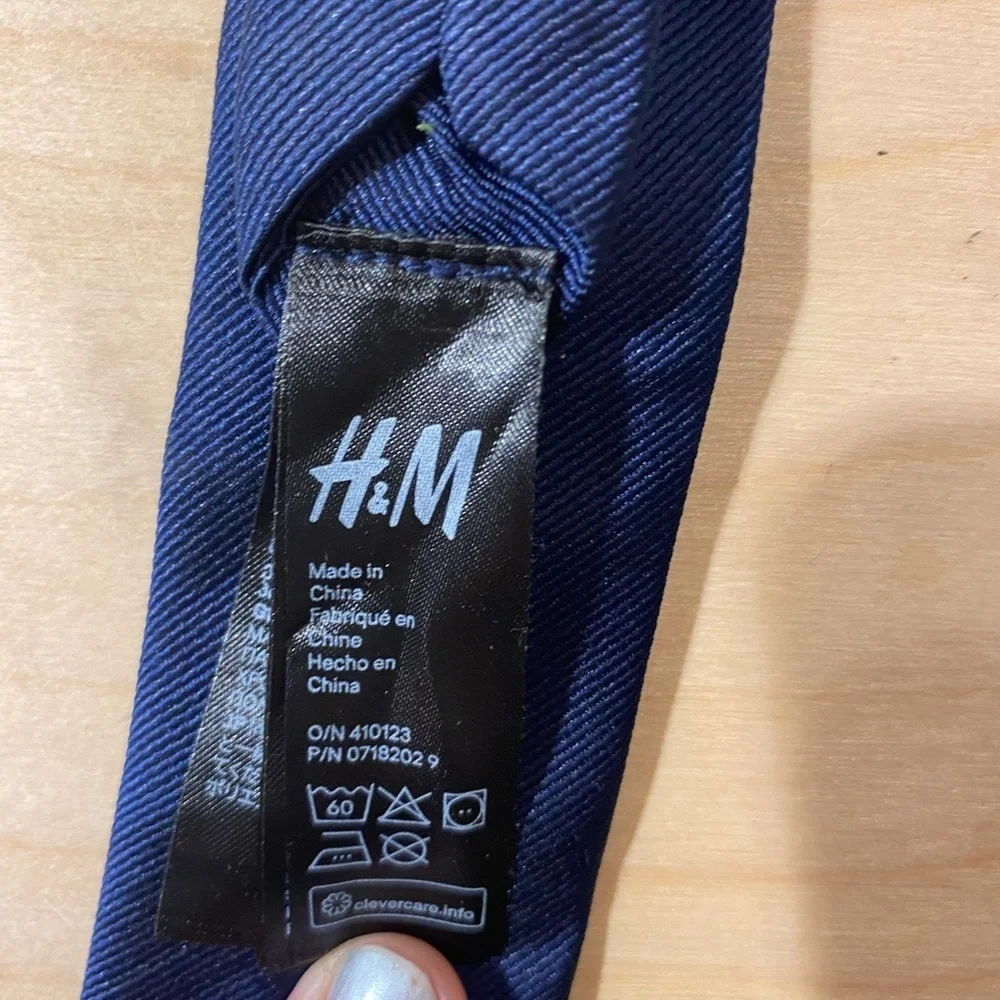 H & M Child’s Tie (H)